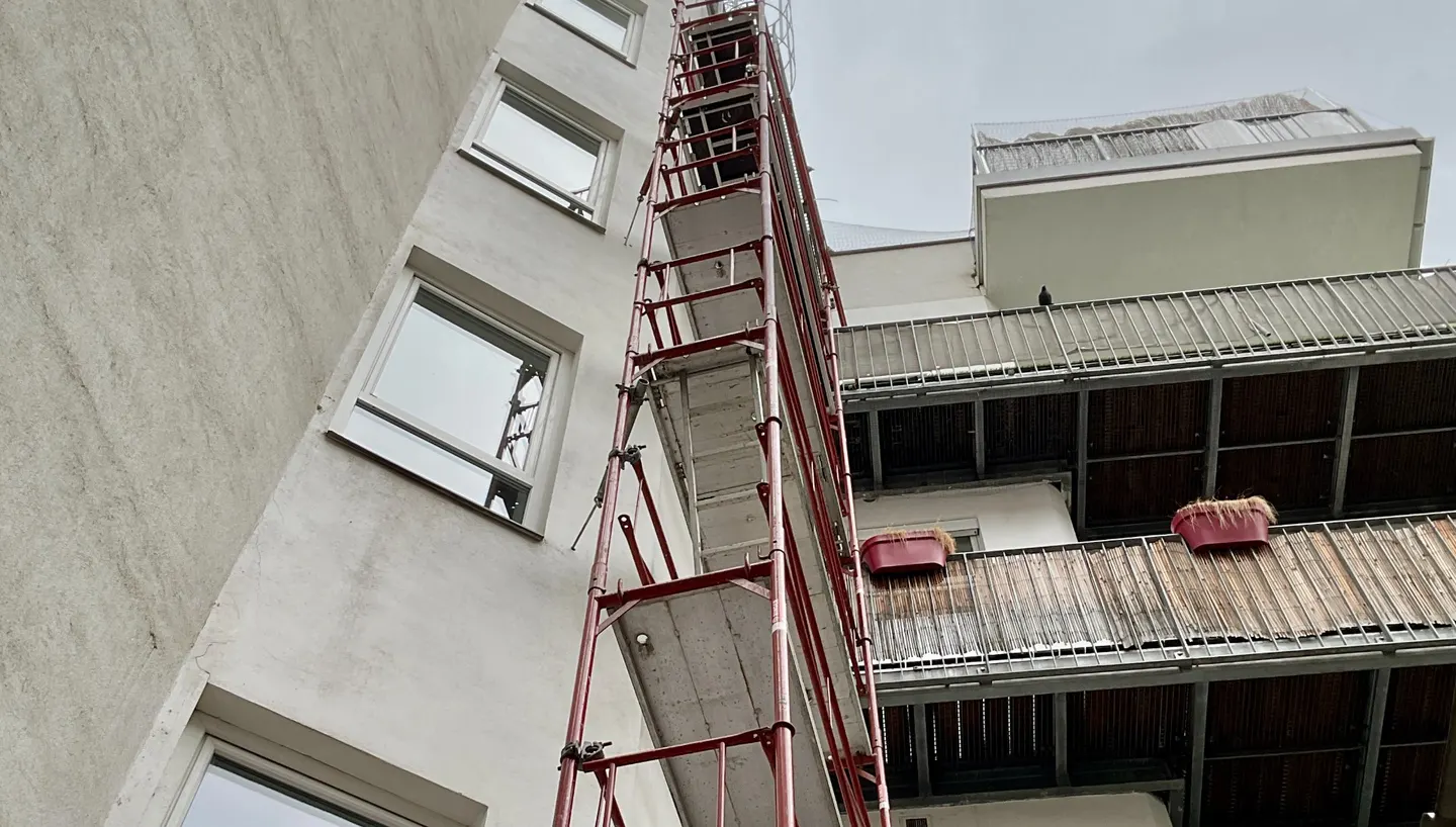 Fassadengerüst mit Aufzug an einem Gebäude im Bestand.