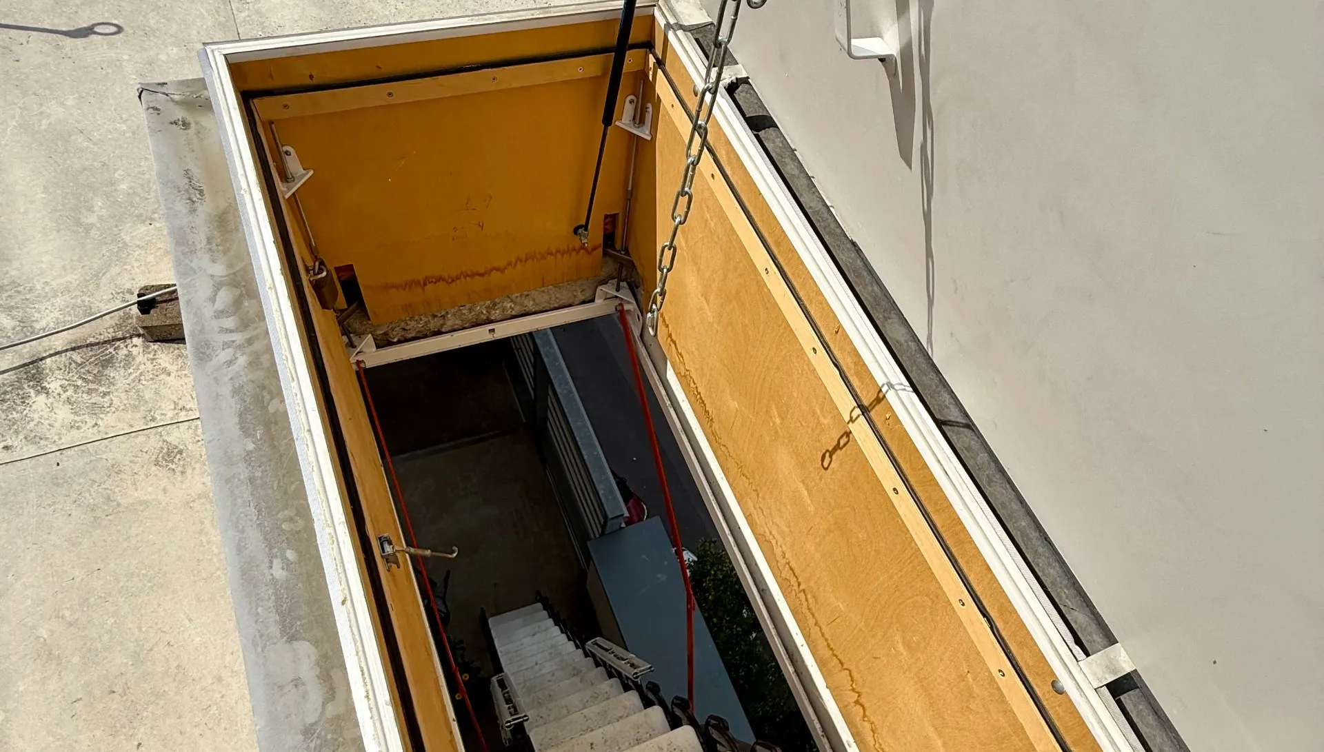 Geöffnete Dachausstiegsluke mit Leiter ins Dachgeschoss.