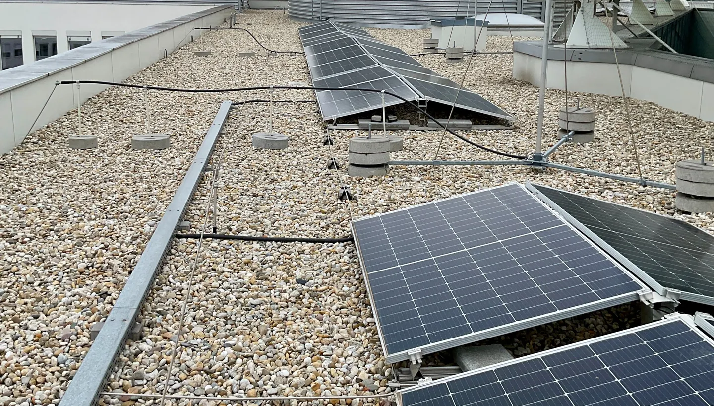 Bekiestes Flachdach eines Gewerbeobjekts mit Photovoltaikmodulen.
