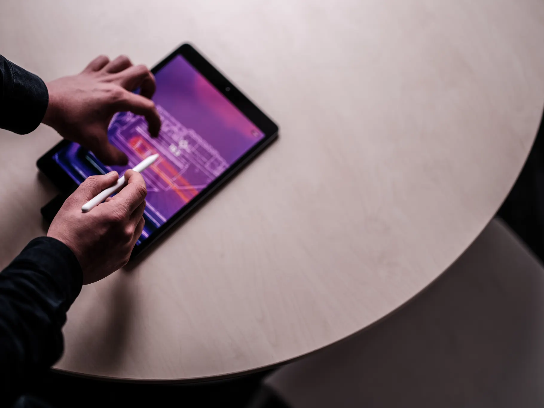 Ein Themis Experte wertet einen digitalen Gebäudebefund am Tablet aus und ergänzt Anmerkungen.