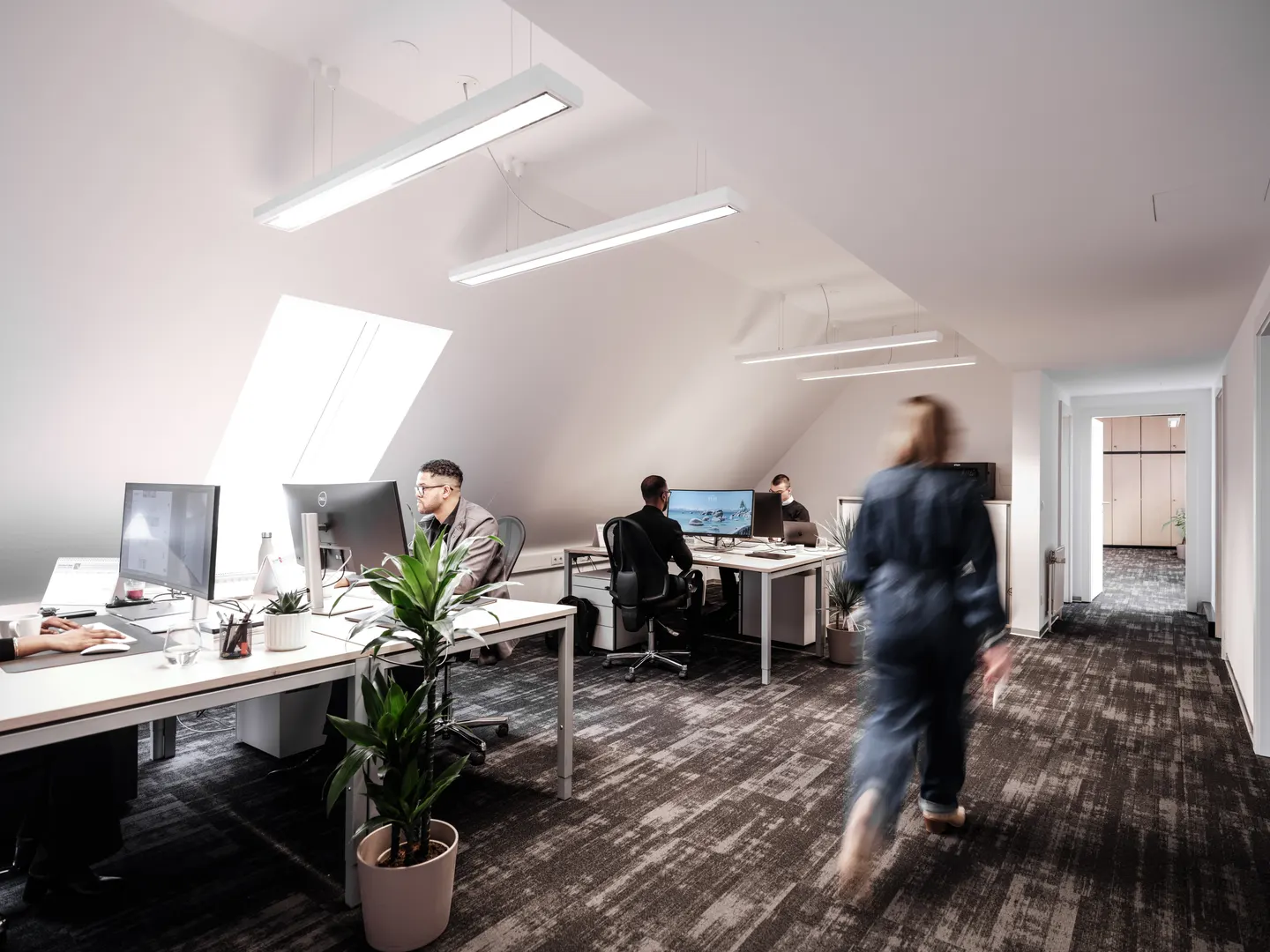 Themis Teammitglieder bei der gemeinsamen Arbeit im Büro.