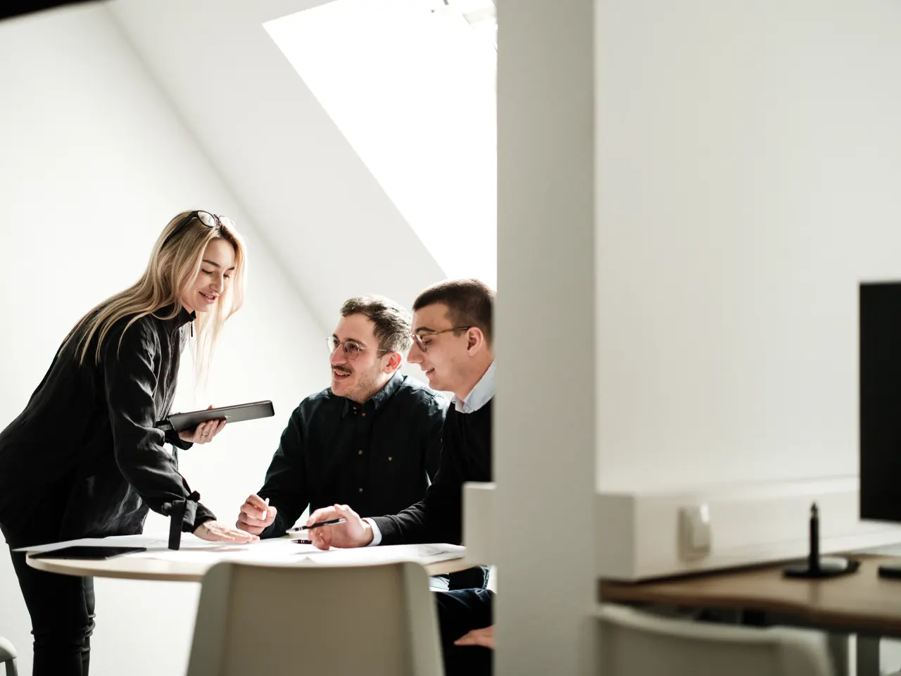 Das Themis Team bespricht Pläne und Gebäudeevidenz an einem Besprechungstisch.