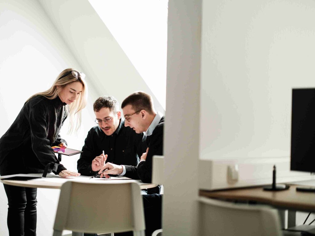 Das Themis-Team bespricht bei der Arbeitsvorbereitung den Sicherheits- und Gesundheitsschutzplan (SiGe-Plan) gemäß BauKG für eine Baustelle in Österreich.